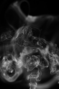抽象的烟雾在黑色背景上移动