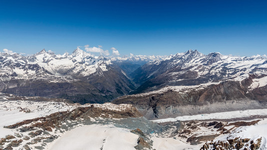 在阿尔卑斯山地区，采尔马特，switzerla 雪山脉风景