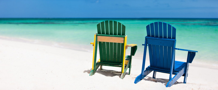 在加勒比海滩多彩躺椅