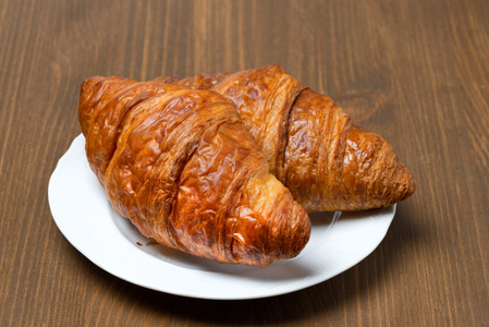 frska croissanter p en tallrik