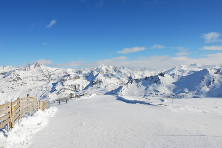 在 paradiski 地区山雪坡滑雪道