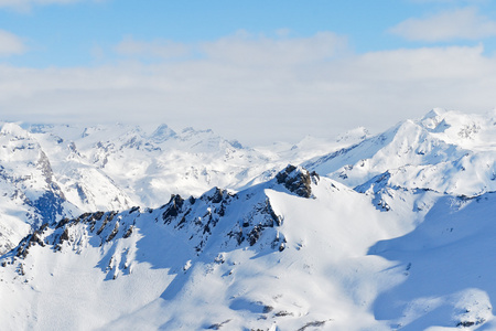 在 paradiski 地区山坡上滑雪轨道