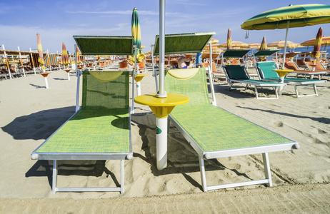 日光浴床和海滩上的遮阳伞