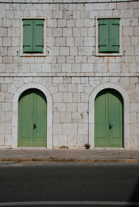 街景石墙上绿色的门和窗户