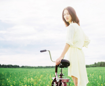 自行车在夏天的女人