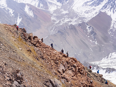 在山的登山者