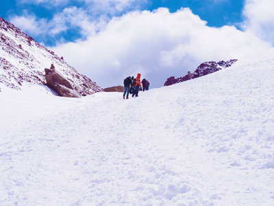 在山的登山者