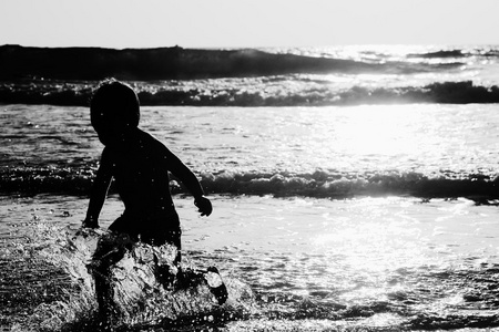 快乐的孩子在海滩上玩