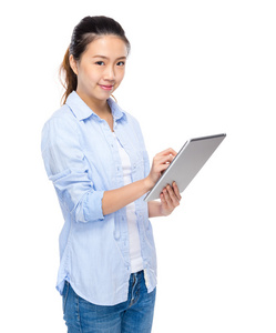 亚洲的年轻女子使用平板电脑