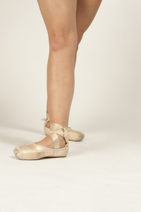 与芭蕾舞鞋的女人腿图片