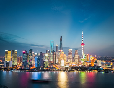 在夜幕降临上海金融区天际线