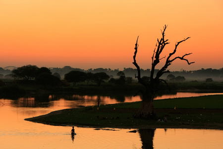 七彩的晚霞，在湖 阿马拉布拉 缅甸
