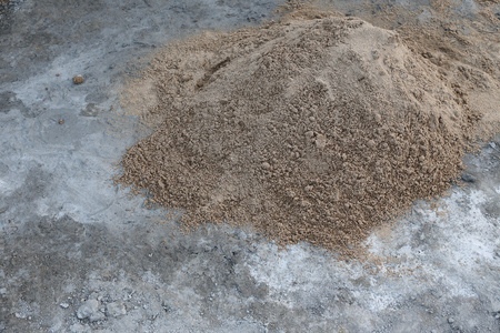 水泥地板上的桩砂