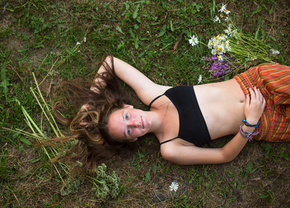 女孩躺在草地上
