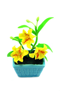 黄色的假花，插在花瓶里