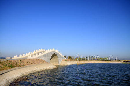 中国在湖上的混凝土桥梁