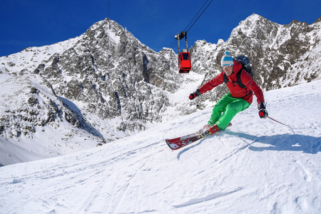 在阳光明媚的日子在高山滑雪的滑雪者