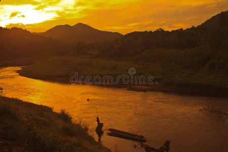 河上的夕阳