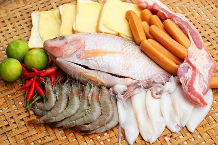 新鲜的鱼，鱿鱼，虾，五花肉，香肠用于烹饪。