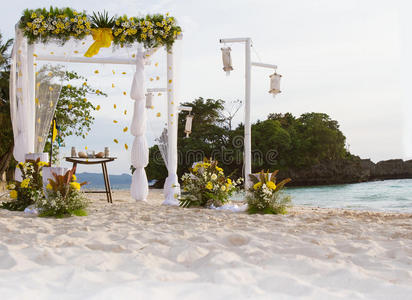 婚礼拱门帐篷海滩上用鲜花装饰，热带婚礼设立