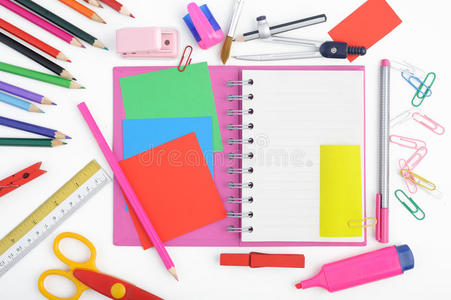 在白色背景上打开笔记本和学校或办公室工具