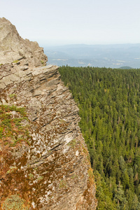 锯齿状的岩石悬崖俯瞰峡图片