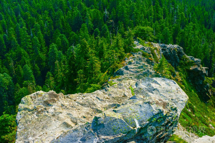 狭窄的山脊上陡峭的山坡