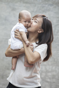 新生婴儿的妈妈用于婴儿和母亲的脸治愈