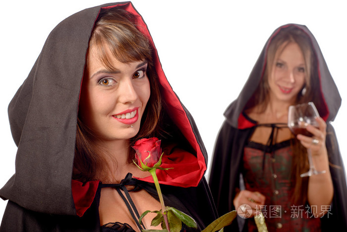 两个年轻女人伪装一杯血万圣节和