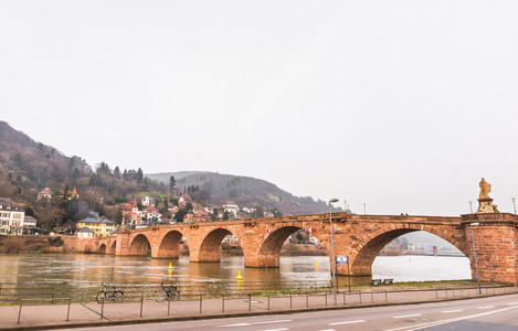 那座旧桥跨河 neckar 在海德堡