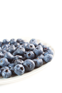 蓝莓在白色背景上分离板