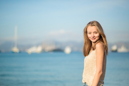在法国的戛纳海滩上的漂亮女孩