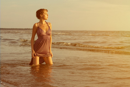 上海滩的日落的女人