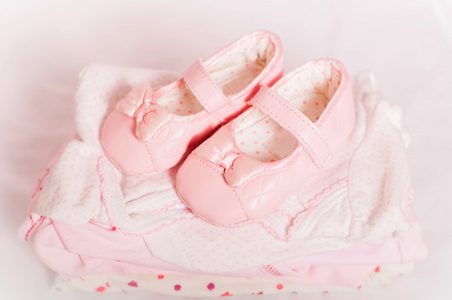 小小的粉红色的的鞋子和衣服