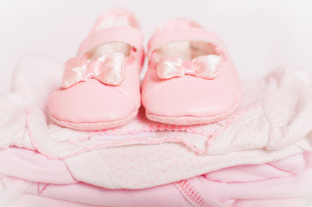 小小的粉红色的的鞋子和衣服