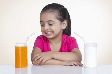 女孩选择橙汁和牛奶