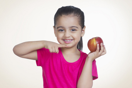 微笑女孩显示苹果