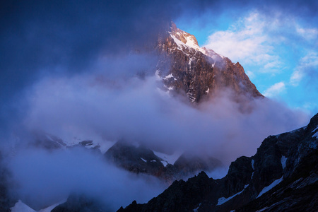 乌什巴山峰