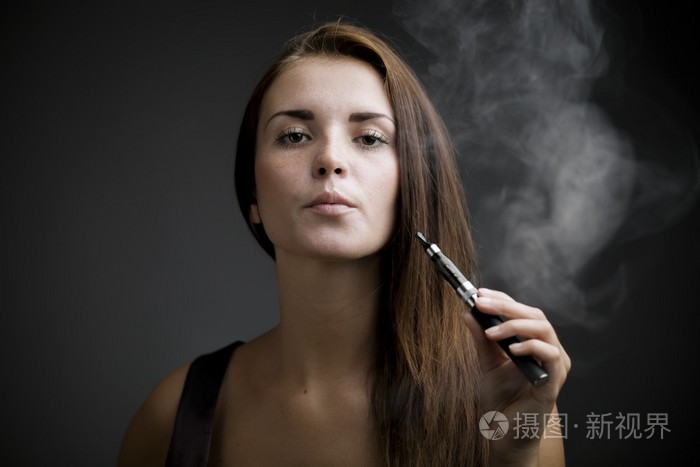 优雅的女人与烟抽电子香烟
