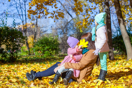 小可爱女孩和年轻的母亲，在秋天的公园