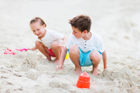 在海滩上玩耍的两个孩子