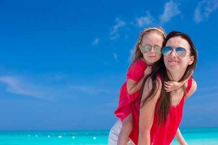 年轻的妈妈和小女孩在加勒比地区度假期间