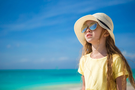 快乐的小女孩，在上海滩在暑假期间的帽子