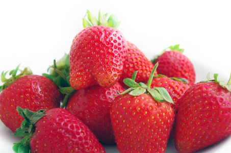 孤立在白色背景上的三个新鲜草莓