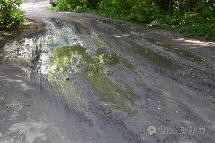雨后泥泞的水坑里路