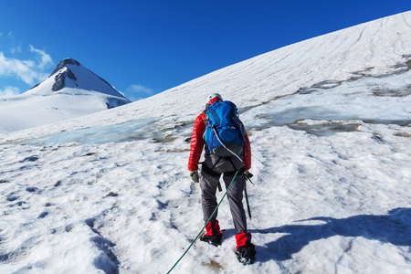 在冰川上的登山者