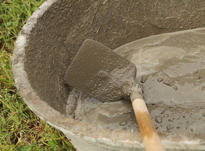 铁锹和湿法水泥施工过程