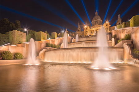 在巴塞罗那的魔法喷泉的夜景