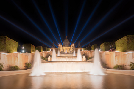 在巴塞罗那的魔法喷泉的夜景