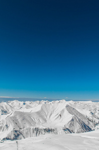 在明亮的冬日雪山山脉